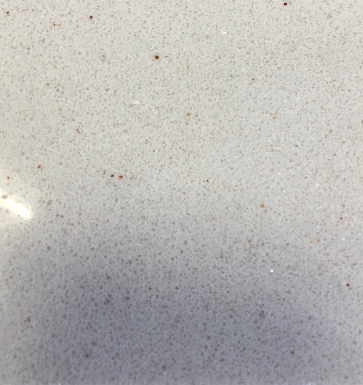 Oberfläche Agglo-Marmor Micro Carrara in Nahaufnahme