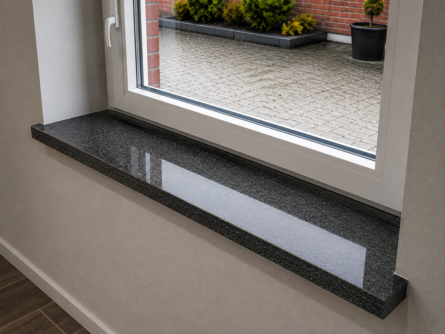 Innenfensterbank aus Granit Padang Dunkel am Fenster