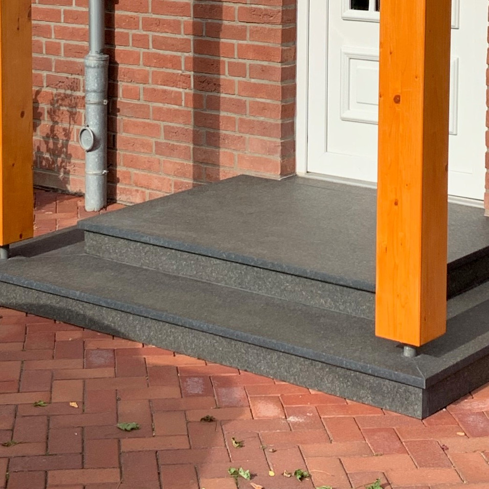 Podest am Hauseingang aus Granit Nero Assoluto geflammt