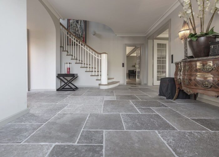 Castle Stones Flur mit Treppe