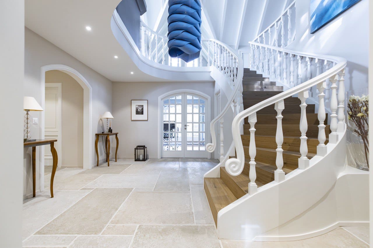 Exklusiver Raum mit Treppe