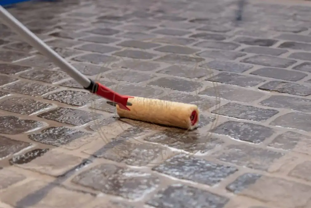 Castle Stones Cobblestone Fliesen werden mit der Rolle behandelt