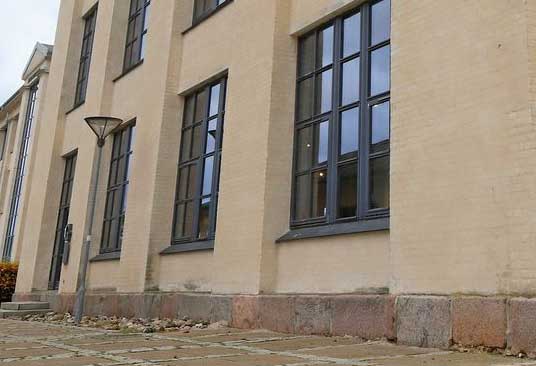 Fensterbänke aus Rio Schiefer an einer Hausfassade