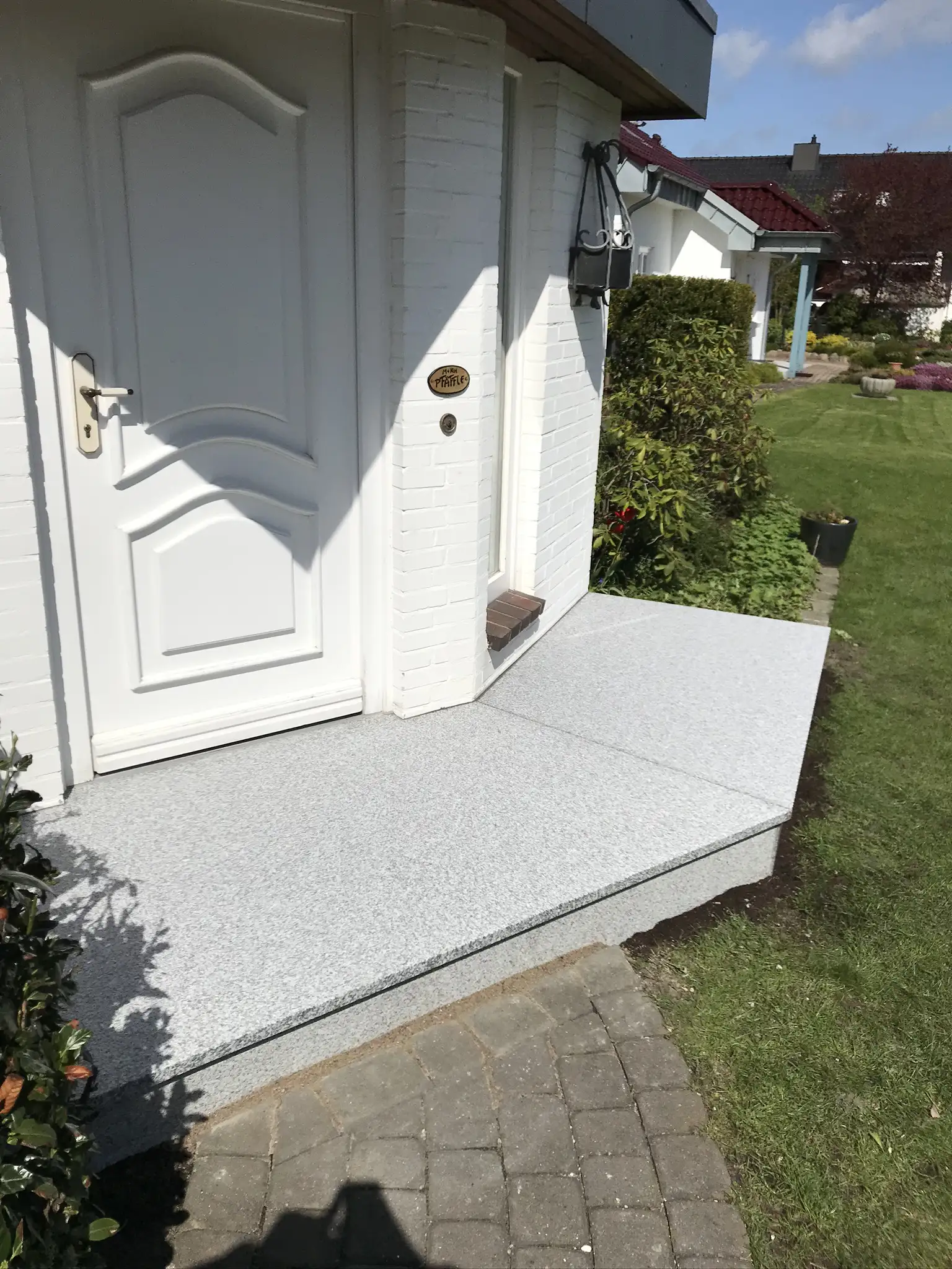 Hauseingang mit Podest aus Granit Padang Kristall geflammt