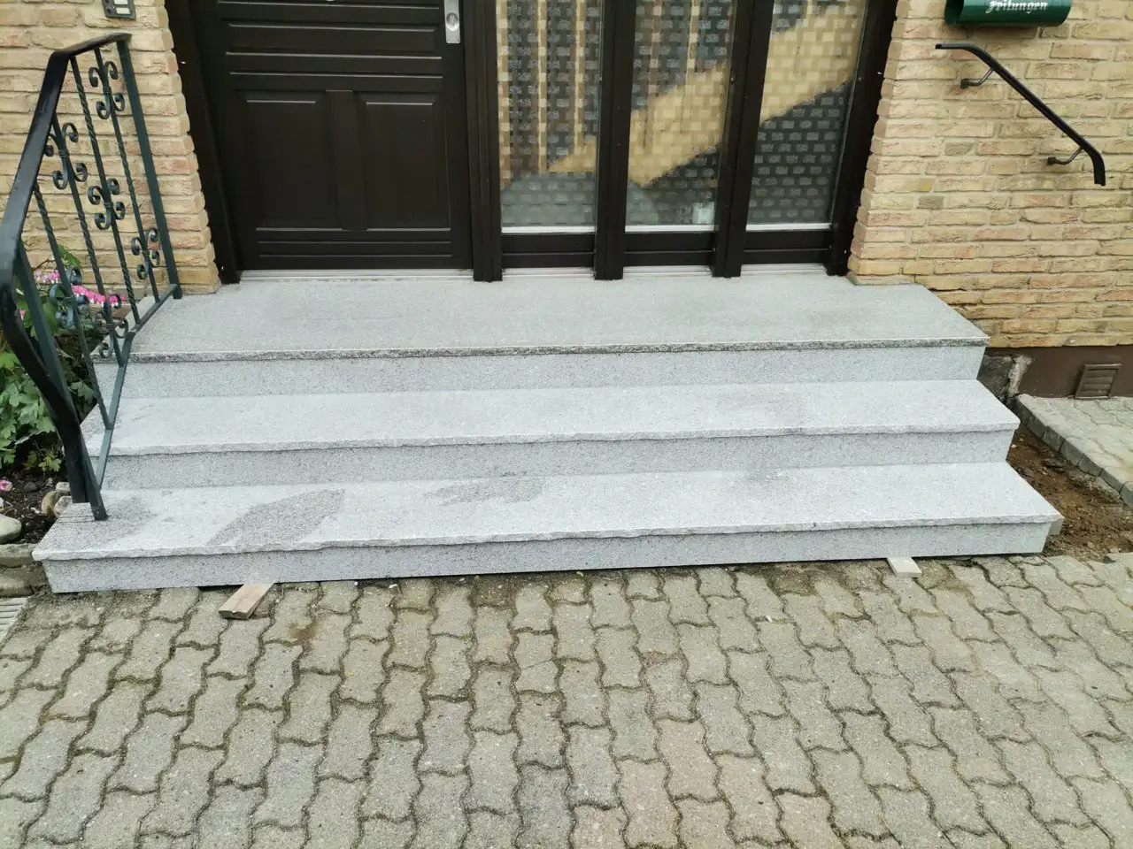 Außentreppe aus Granit Padang Kristall geflammt