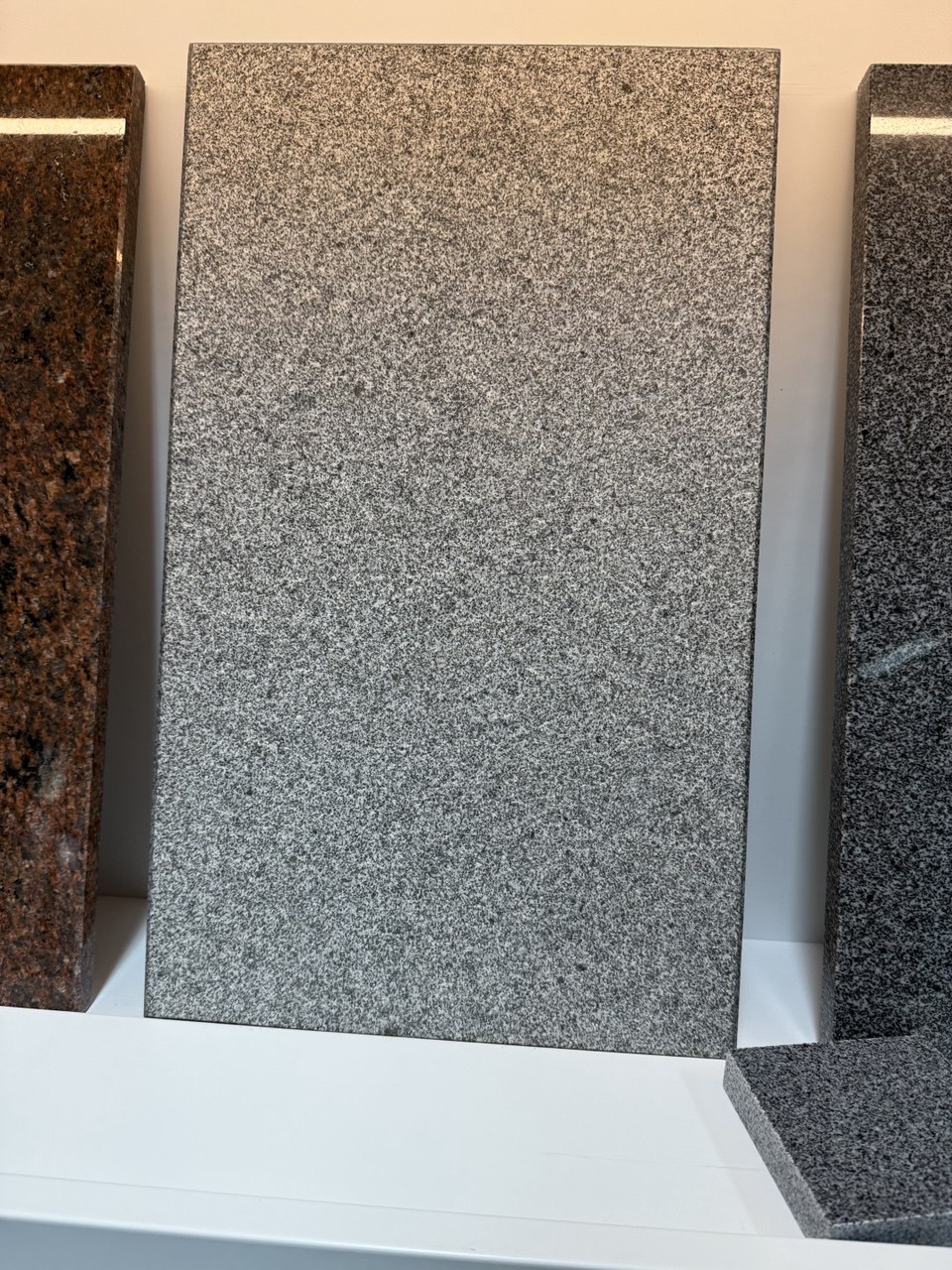 Kante einer Platte aus Granit Padang Dunkel geflammt
