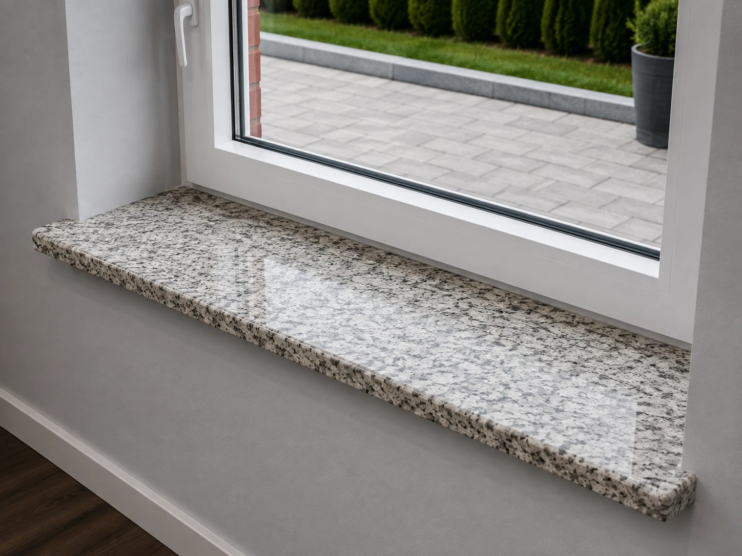 Innenfensterbank aus Granit Bianco Sardo am Fenster