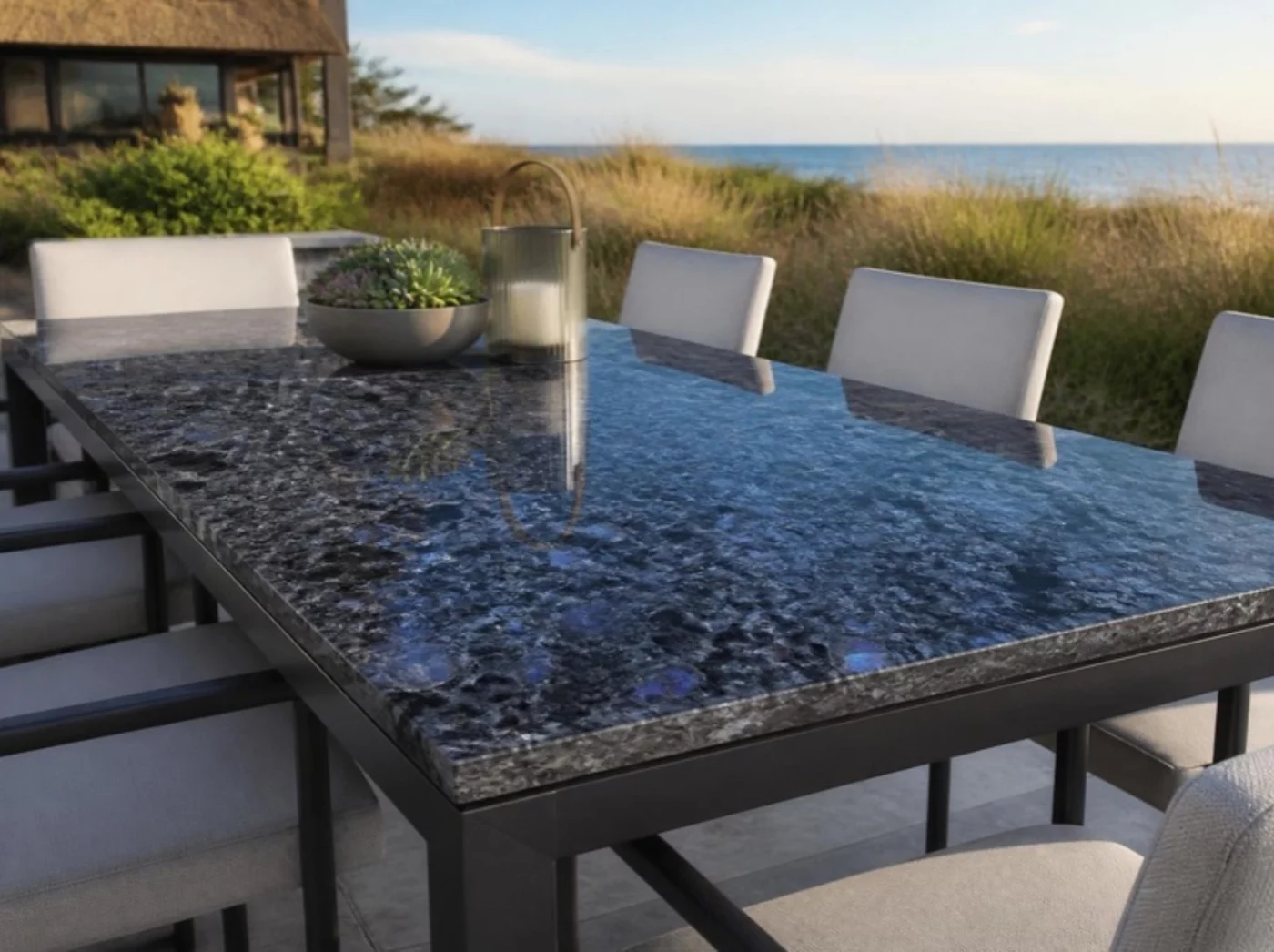 Gartentisch mit Tischplatte aus Labrador Blue Pearl Granit auf der Terrasse