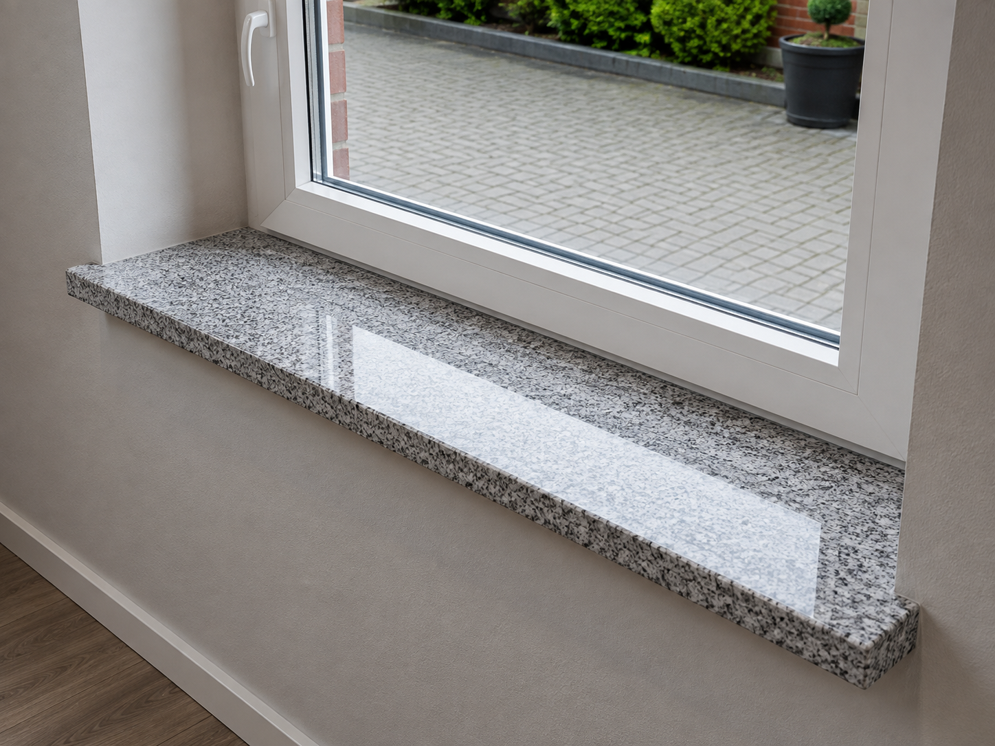 Innenfensterbank aus Granit Padang Kristall am Fenster