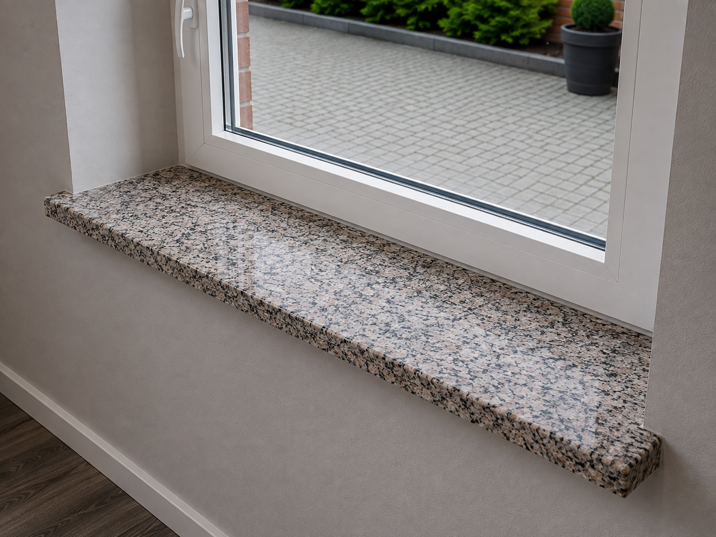 Innenfensterbank aus Granit Rosa Beta am Fenster