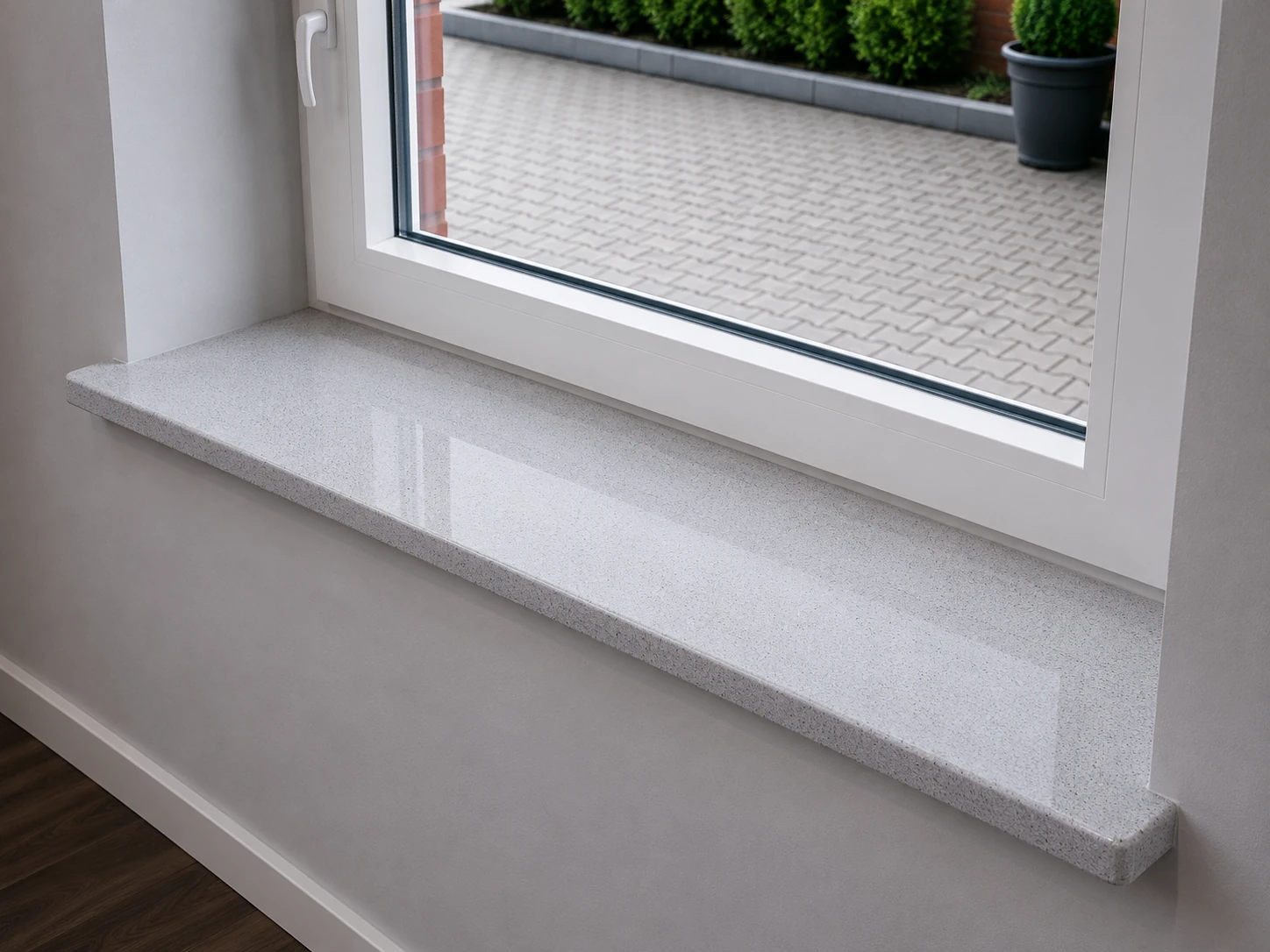 Innenfensterbank aus Agglo-Marmor Silver Grey am Fenster