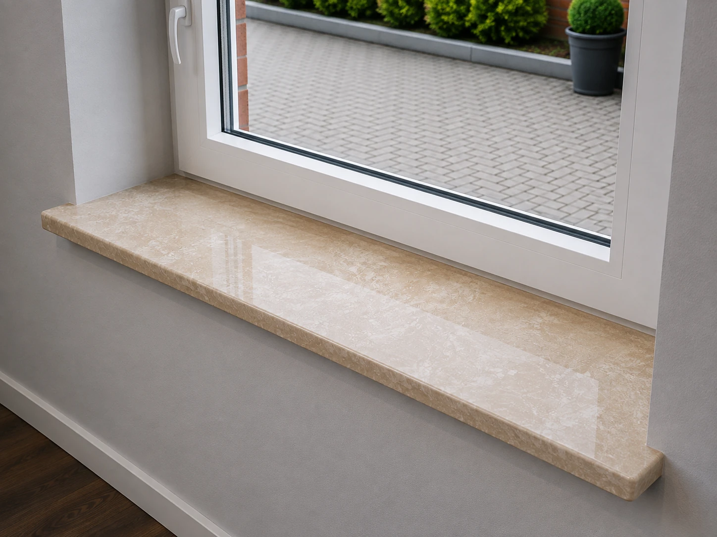 Innenfensterbank aus Travertin Romano Classico am Fenster