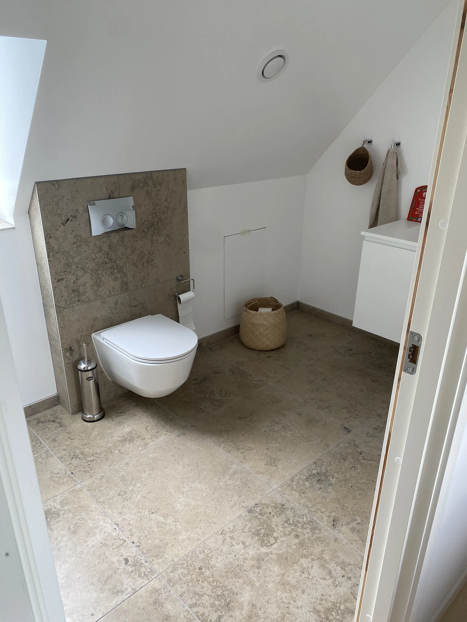 Gäste-WC mit Jura Grau Kalksteinfliesen