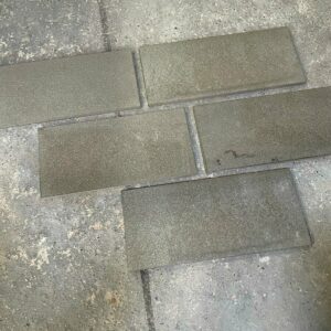 Dunkelgraue Bodenfliesen in 30 cm Bahnen, 2 cm, gebürstet (Preis pro m²)