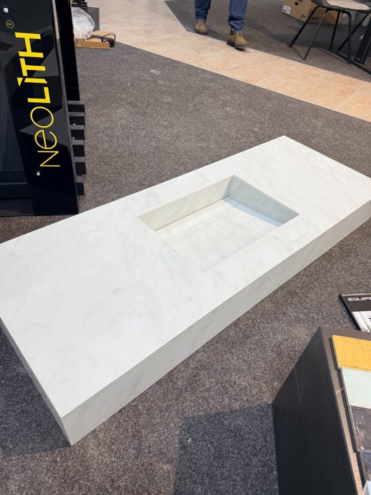 Vaskebord i keramik fra Neolith med integreret vask