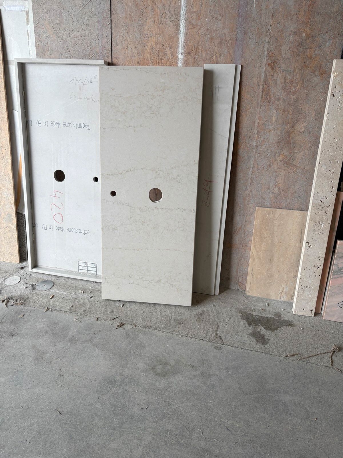 Waschtisch aus Quarzkomposit Technistone Glenco beige mit Rückwand, 140 x 58,2 cm