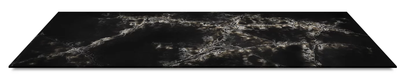 Compac Ice Black, Platte Quarzkomposit, schwarz mit hellen Adern
