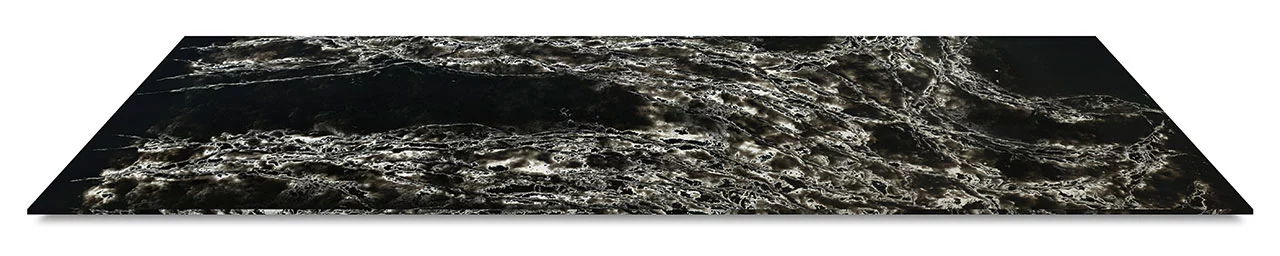 Compac Ice Max Black, Platte Quarzkomposit, schwarz mit hellen, kristallinen Adern