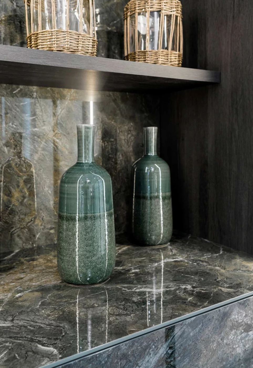 Neolith Amazonico, Anwendungsbeispiel mit Keramik dunkelgrün