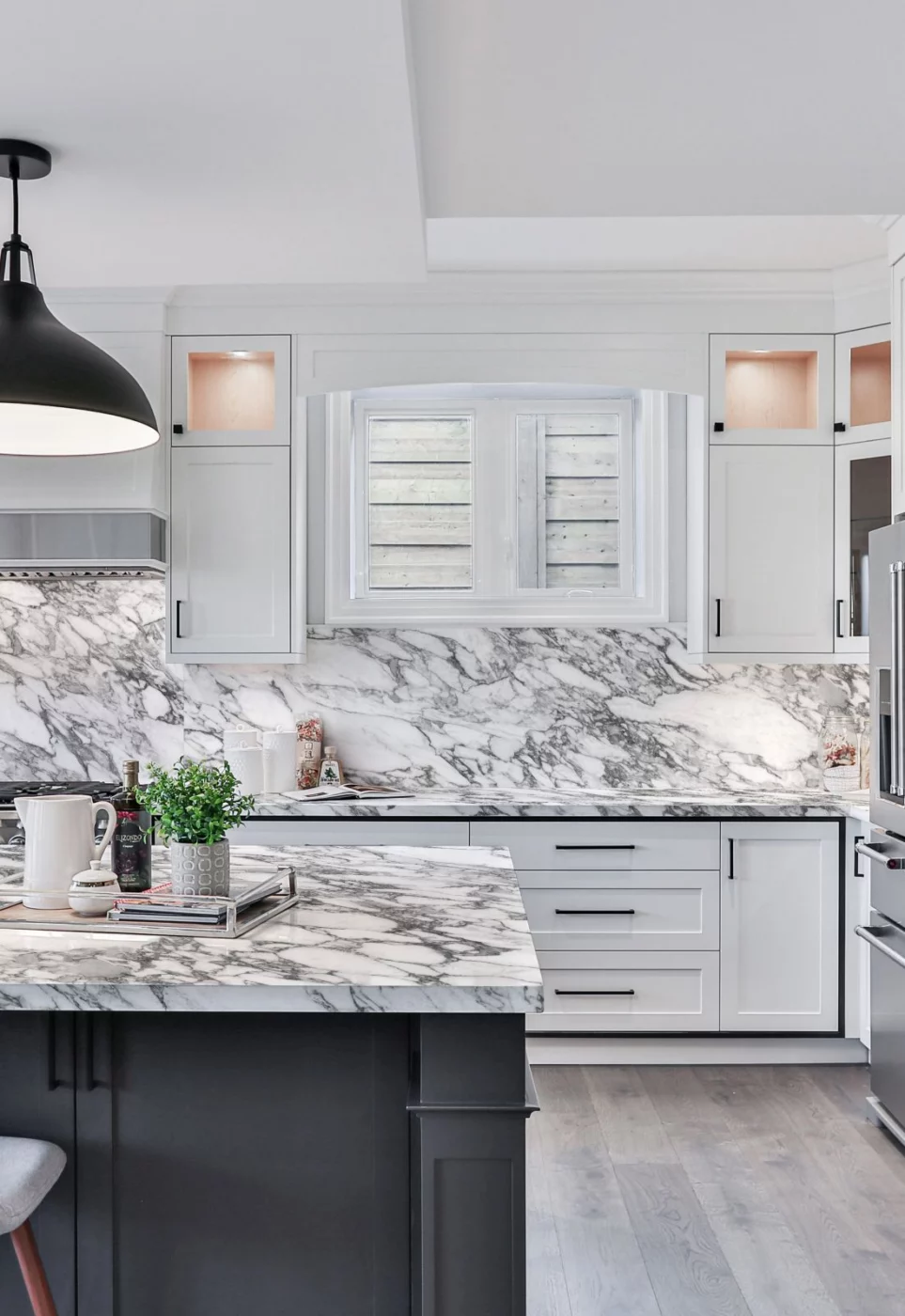 Neolith Arabesque Keramik-Arbeitsplatte, hell mit dunkler, kräftiger Maserung