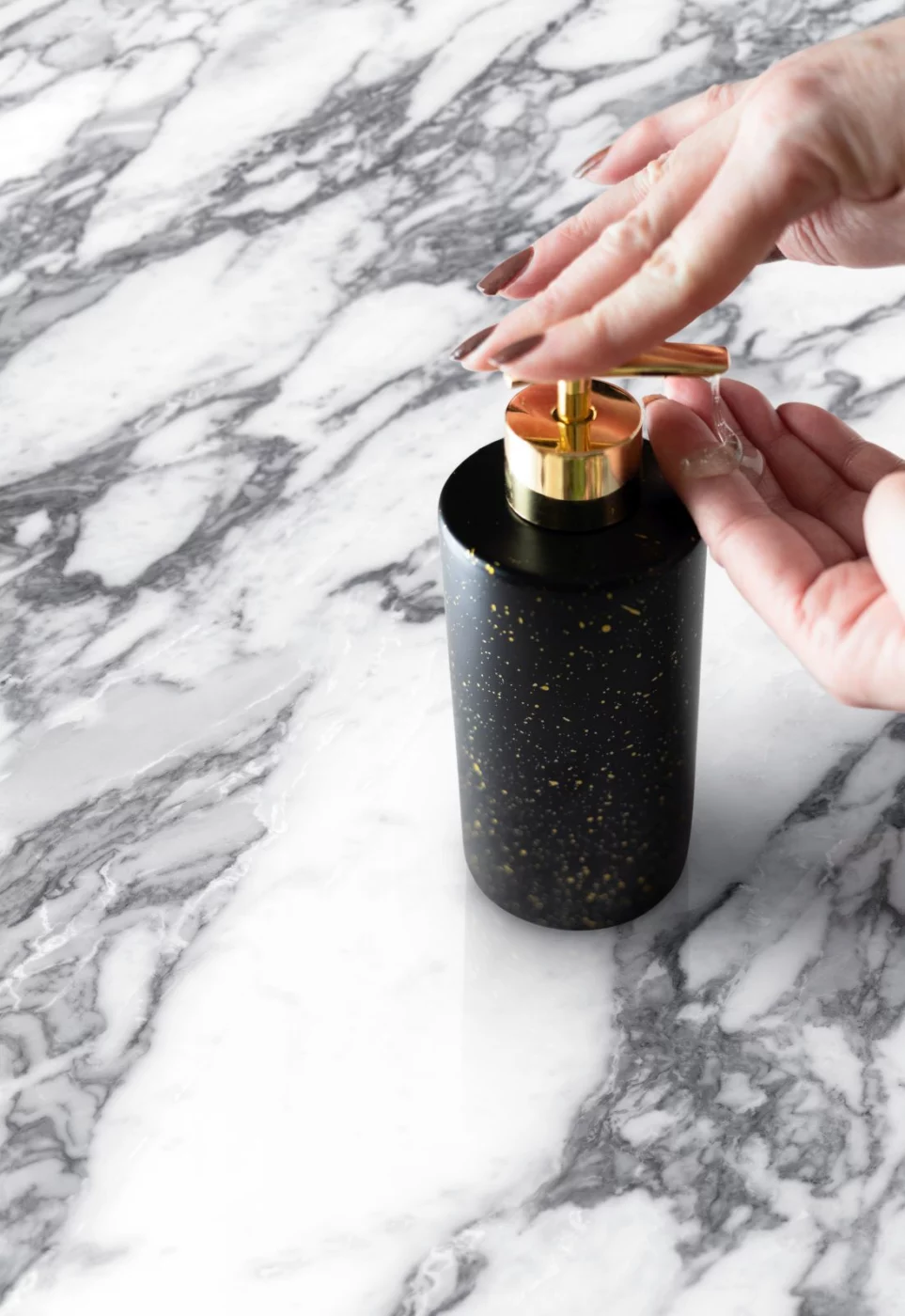 Neolith Arabesque, Anwendungsbeispiel mit Keramik hell