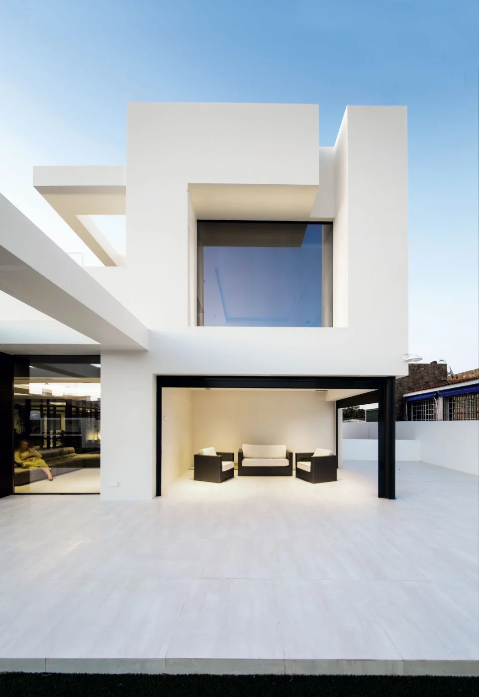 Neolith Arctic White, Anwendungsbeispiel mit Keramik kühles Weiß