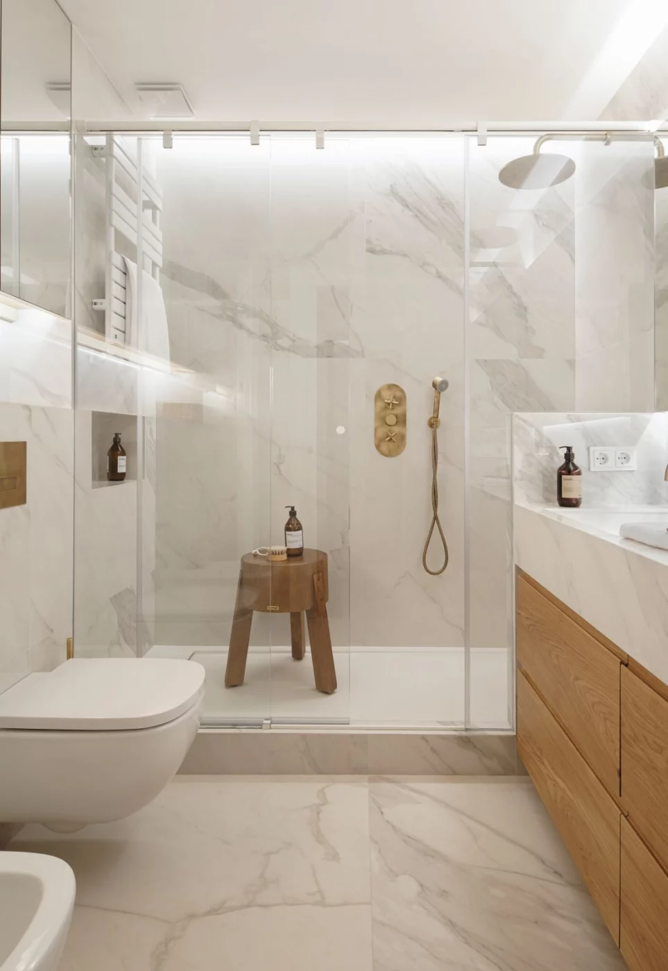 Neolith Estatuario, Anwendungsbeispiel mit Keramik reinweiß