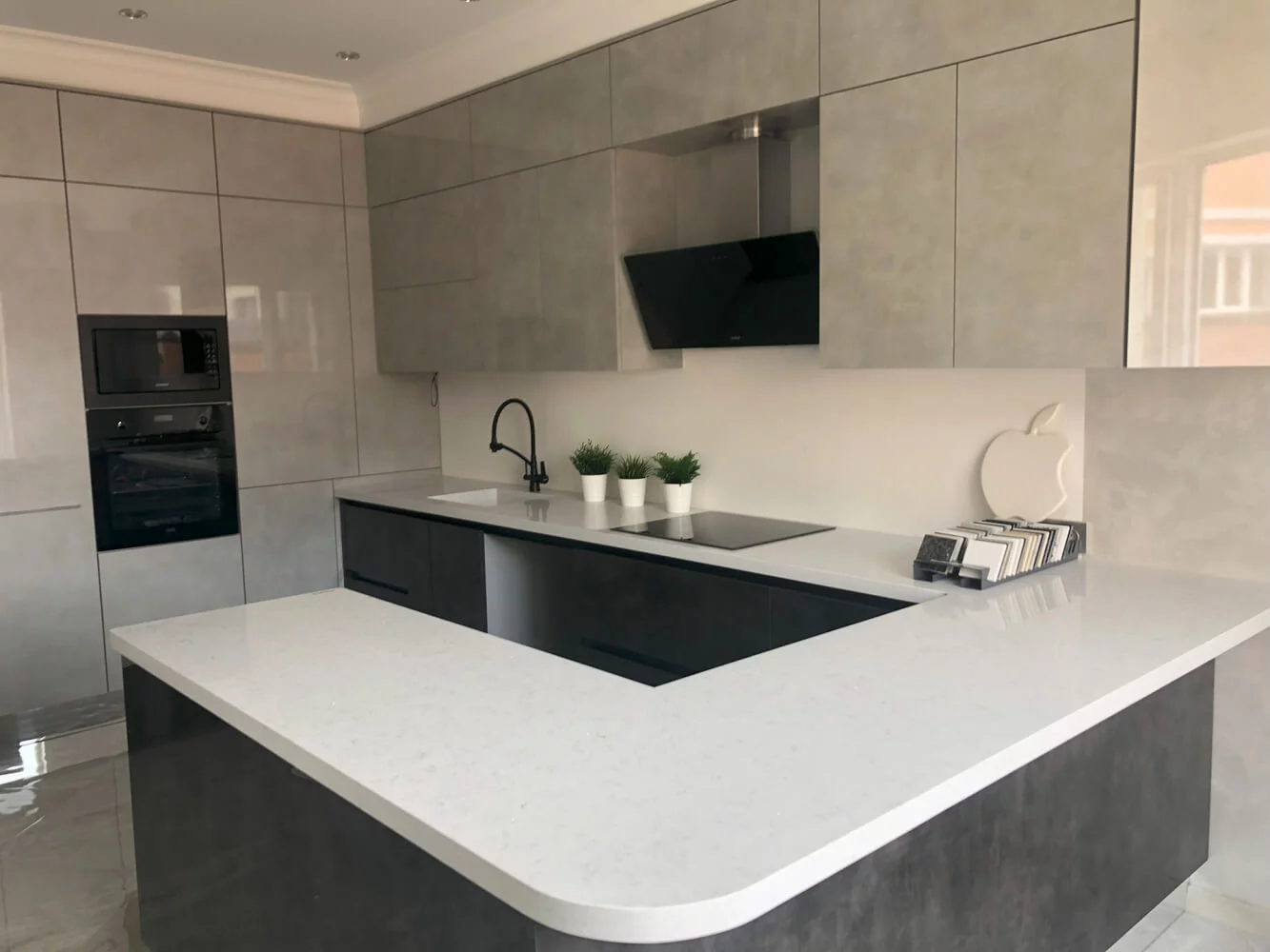 Anwendungsbeispiel mit Technistone Brilliant Arabesco, Quarzkomposit weiß