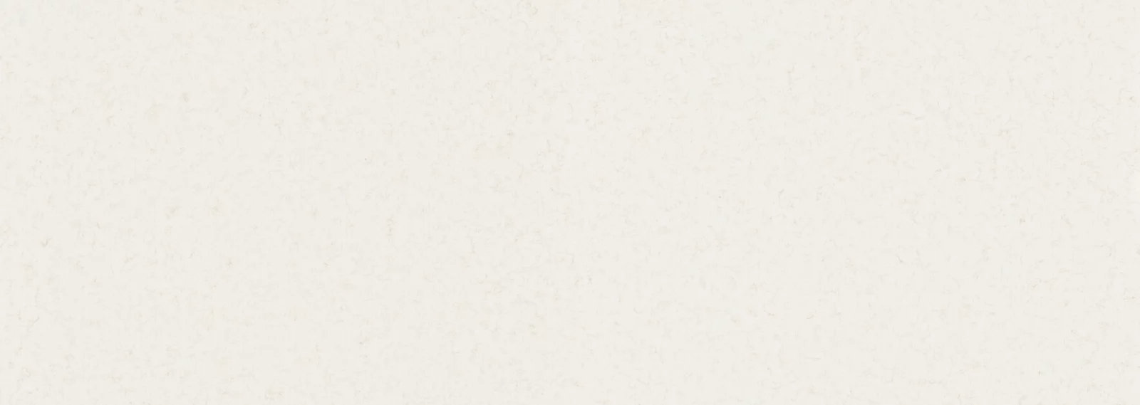 Technistone Noble Vintage, ganze Platte Quarzkomposit, cremeweiß mit feiner Körnung und braunen Adern